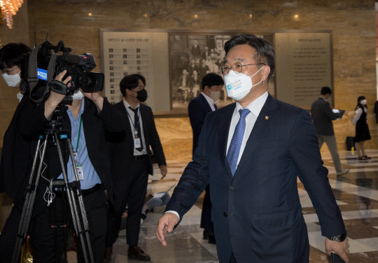 윤호중 더불어민주당 공동비상대책위원장이 16일 윤석열 대통령의 첫 국회 시정연설을 앞두고 국회에서 열린 더불어민주당 의원총회에 참석하고 있다. 국회사진기자단=연합뉴스.